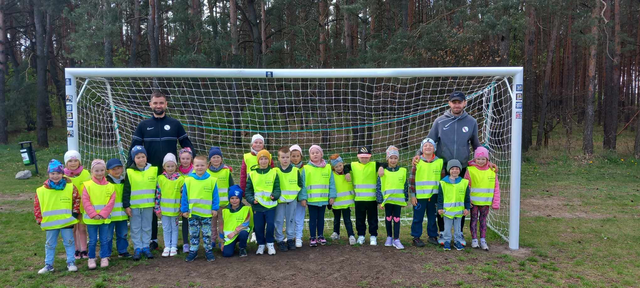 Zajęcia ruchowe z trenerami Gminnego Klubu Sportowego „Spójnia” w Białych Błotach