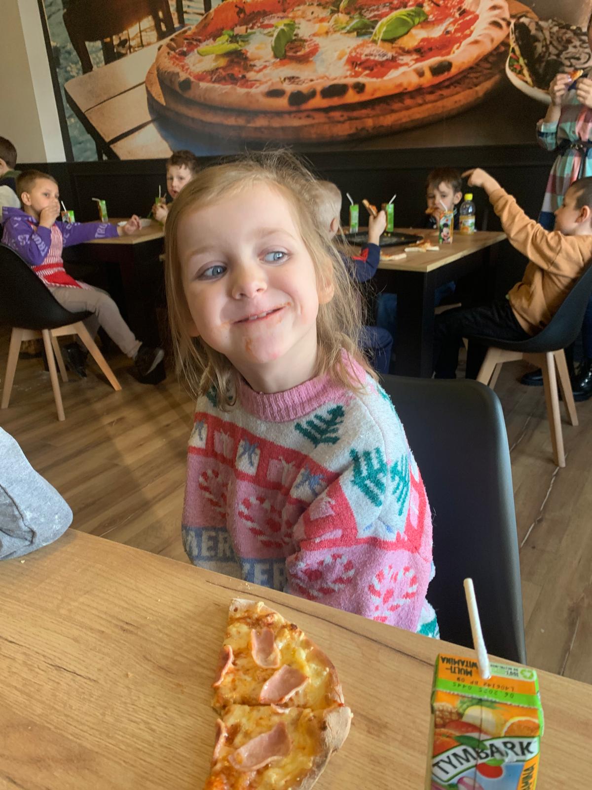 Wizyta grupy A7 „Pszczółki” w pizzerii Pamika w Białych Błotach