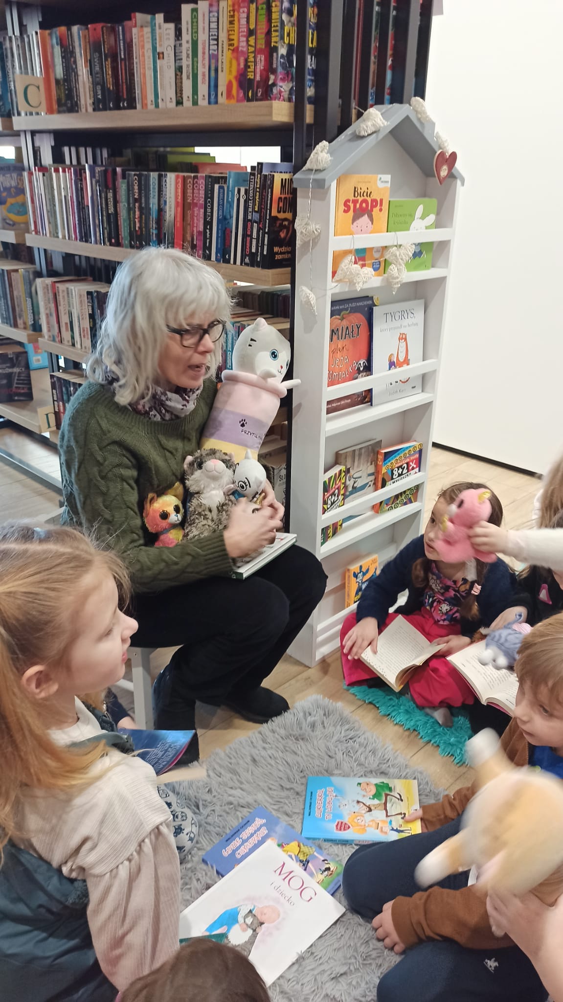 Wizyta grupy A6 „Krasnoludki” w Bibliotece w Białych Błotach z okazji Dnia Kota