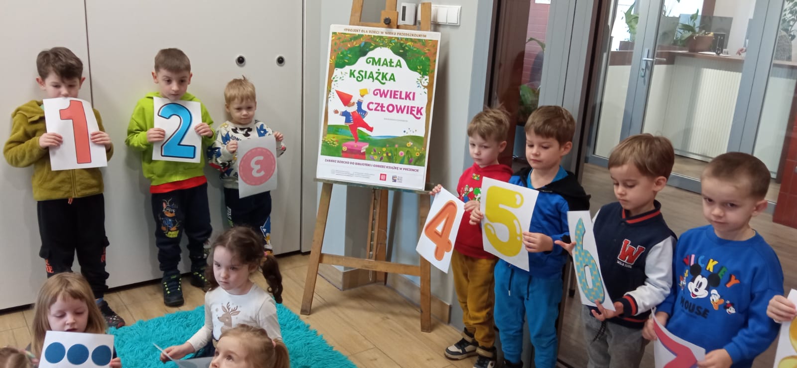 Udział grupy A2 „Gumisie” w zajęciach matematycznych w Bibliotece w Białych Błotach