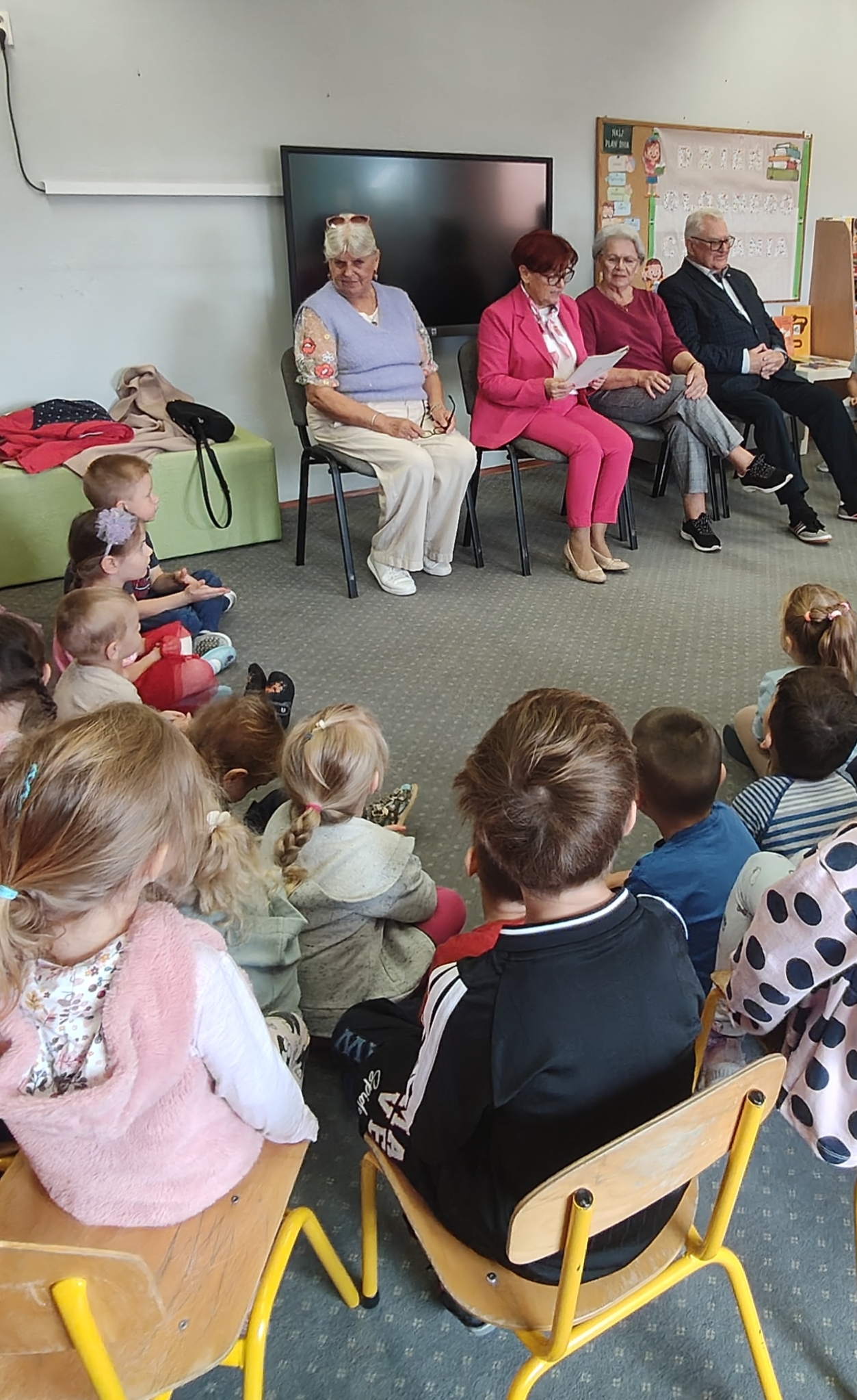 Spotkanie z Seniorami z Koła Seniora „Wrzos” w Zielonce z okazji Dnia Głośnego Czytania