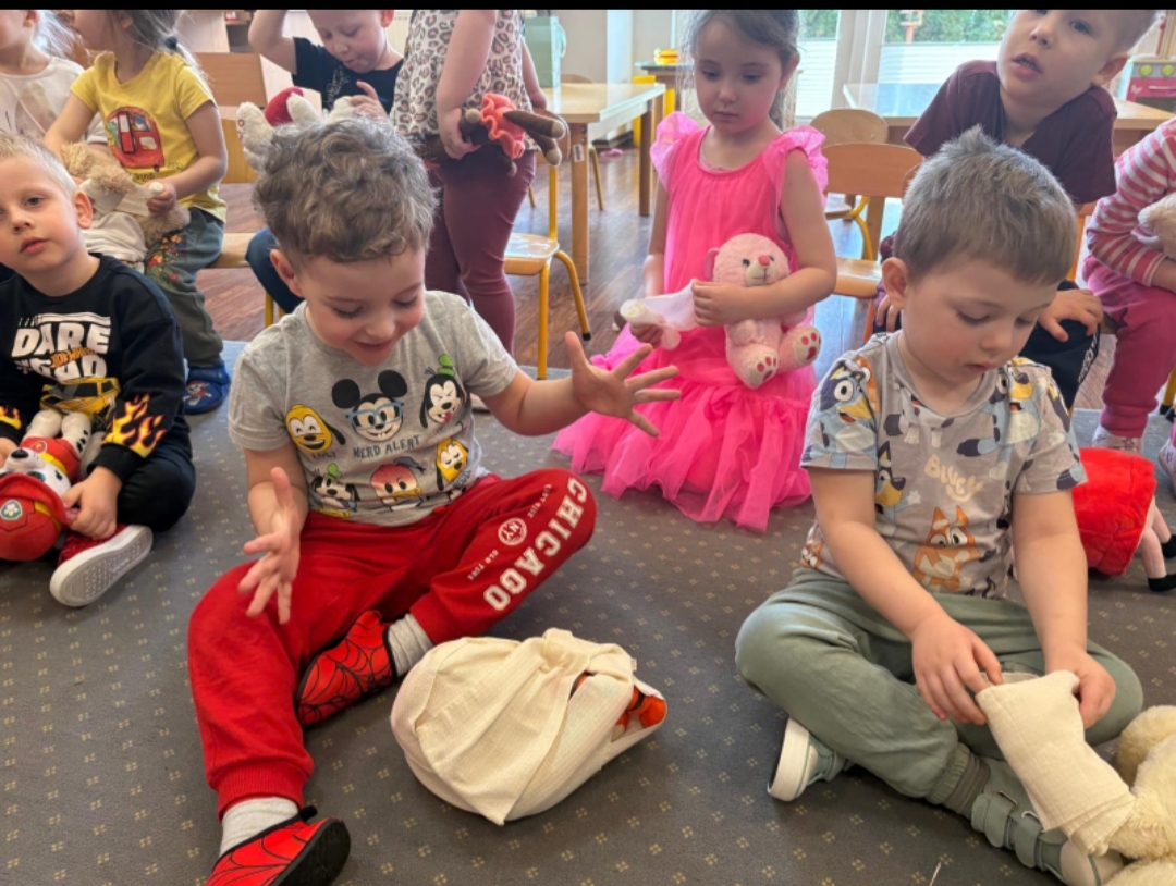 Spotkanie z ratownikiem medycznym w grupie Tęczowe Nutki i Biedronki