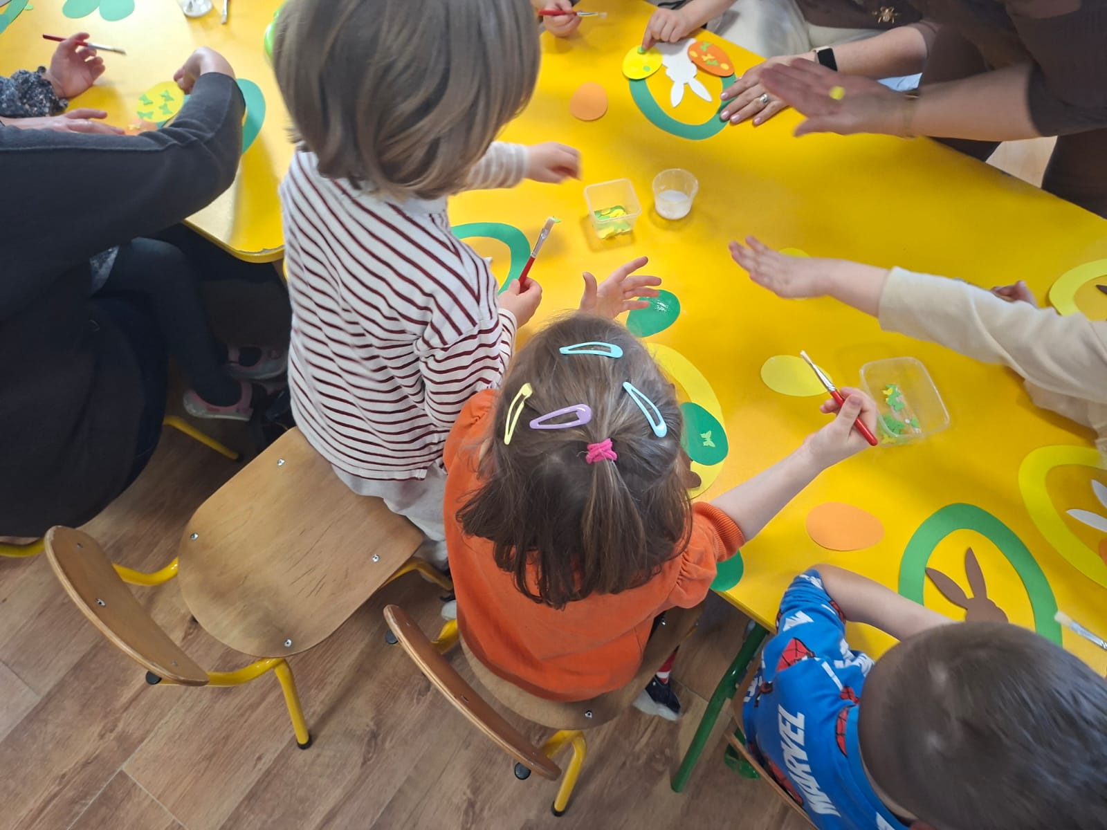 Warsztaty plastyczne dzieci z grupy Biedronki z Paniami z Koła Seniora + w Cielu